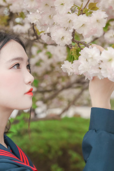 在逃生游戏里花式挨草